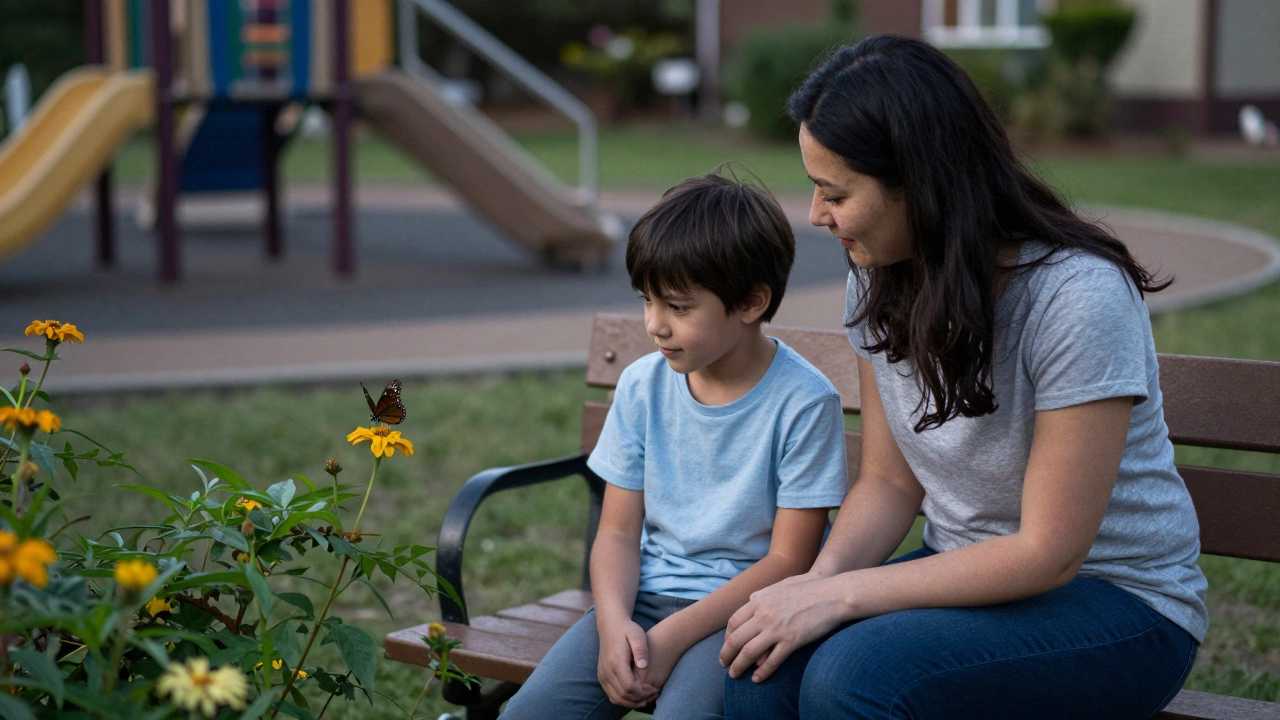 Воспитатель и ребёнок сидят на скамейке, наблюдая за бабочкой — тишина и спокойствие передают доверие.