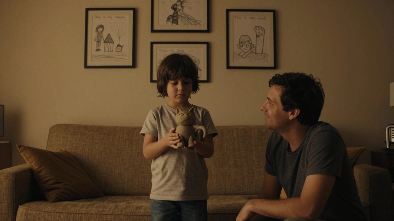 Ребёнок показывает маме сделанную из глины фигурку кота, на стене — его рисунки с надписями.