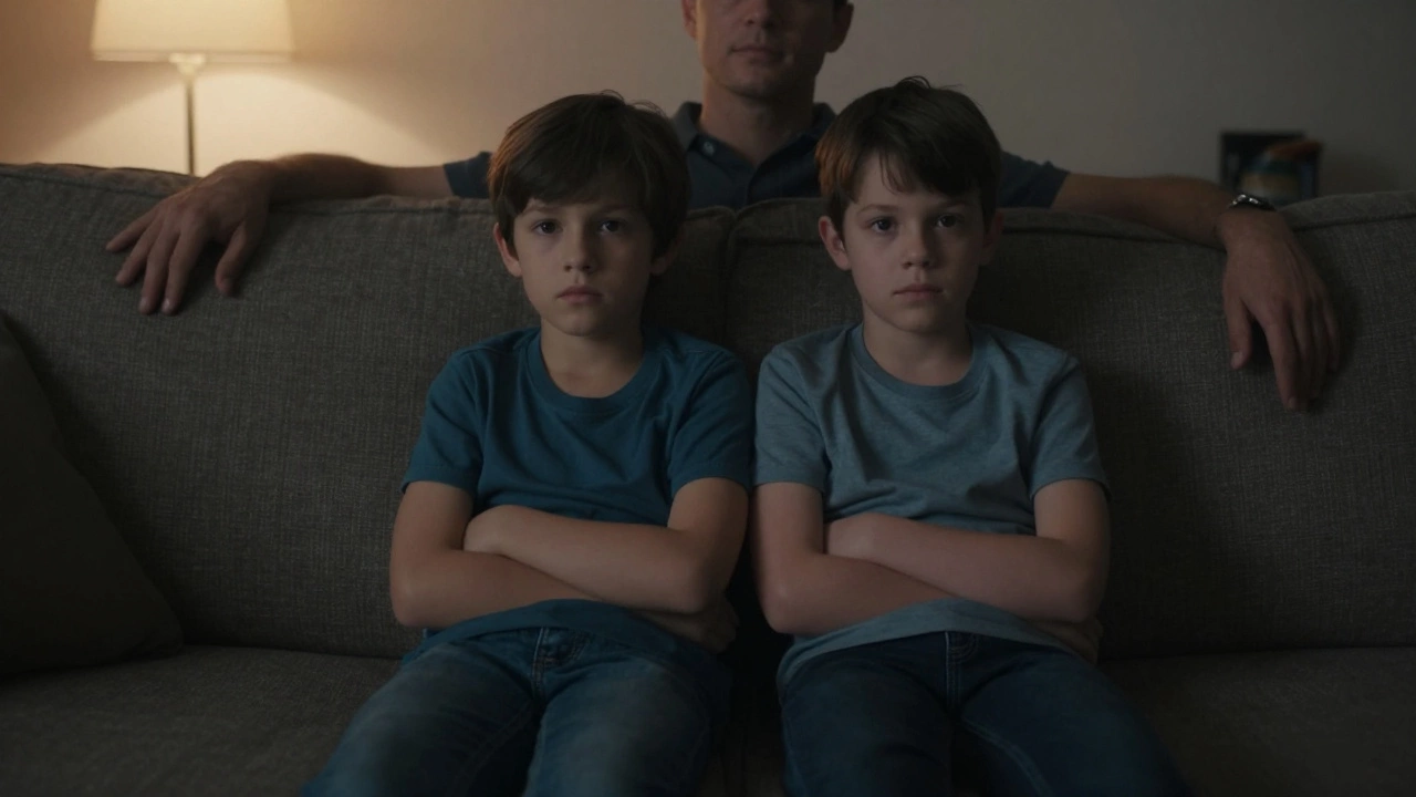 Родитель и ребёнок сидят рядом на диване в тишине, не говоря, но рядом друг с другом.