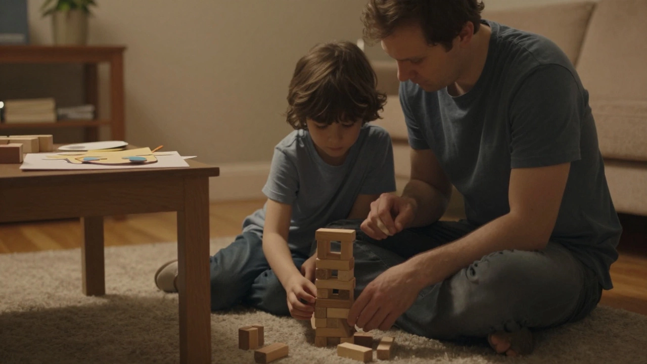 Родитель и ребёнок вместе строят башню из кубиков дома, тёплый свет лампы.